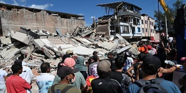 पश्चिमी कोलंबिया में आए भूकंप से गिरी इमारतों के पास माैजूद लाेग (फाइल फाेटाे) पश्चिमी कोलंबिया में आए भूकंप से गिरी इमारतों के पास माैजूद लाेग (फाइल फाेटाे)