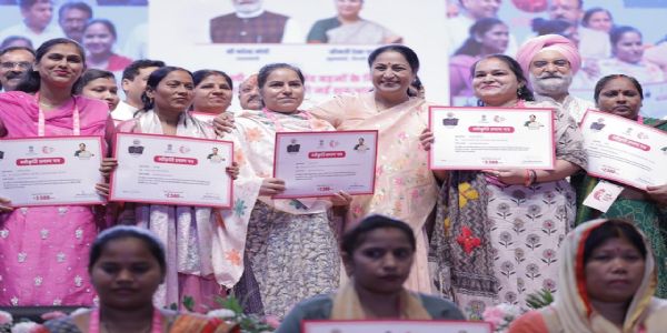 दिल्ली की मुख्यमंत्री रेखा गुप्ता बुधवार को ‘दिल्ली लक्ष्मी योजना” की पहली 2,500 लाभार्थी महिलाओं को स्वीकृति पत्र प्रदान करते हुए दिल्ली की मुख्यमंत्री रेखा गुप्ता बुधवार को ‘दिल्ली लक्ष्मी योजना” की पहली 2,500 लाभार्थी महिलाओं को स्वीकृति पत्र प्रदान करते हुए