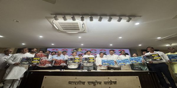 नई दिल्ली स्थित कांग्रेस मुख्यालय में बुधवार को पत्रकार वार्ता के दौरान कांग्रेस सांसद दीपेंद्र हुड्डा अन्य पार्टी नेताओं के साथ। नई दिल्ली स्थित कांग्रेस मुख्यालय में बुधवार को पत्रकार वार्ता के दौरान कांग्रेस सांसद दीपेंद्र हुड्डा अन्य पार्टी नेताओं के साथ।