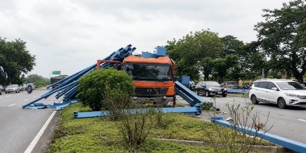 हादसे के बाद दुर्घटनाग्रस्त ट्रक