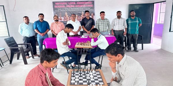 जनपद स्तरीय माध्यमिक विद्यालयीय शतरंज प्रतियोगिता (बालक वर्ग) में प्रतिभाग करते खिलाड़ी। जनपद स्तरीय माध्यमिक विद्यालयीय शतरंज प्रतियोगिता (बालक वर्ग) में प्रतिभाग करते खिलाड़ी।