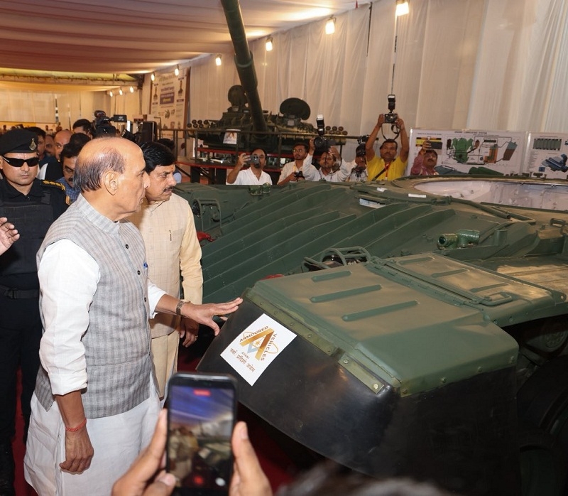 जबलपुर में टी-72 टैंक ओवरहॉल परियोजना का अवलोकन करते हुए रक्षा मंत्री राजनाथ सिंह