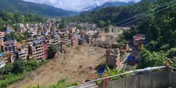 नेपाल में जल आपदा से भारी तबाही हुई है। फोटो - सीएनएन नेपाल में जल आपदा से भारी तबाही हुई है। फोटो - सीएनएन