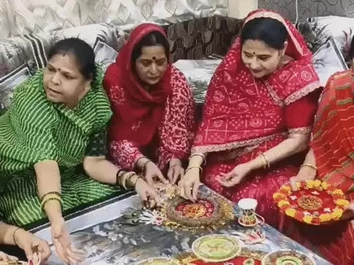 पुजारी परिवार की महिलाएं करीब एक सप्ताह से विशेष राखी तैयार कर रही पुजारी परिवार की महिलाएं करीब एक सप्ताह से विशेष राखी तैयार कर रही