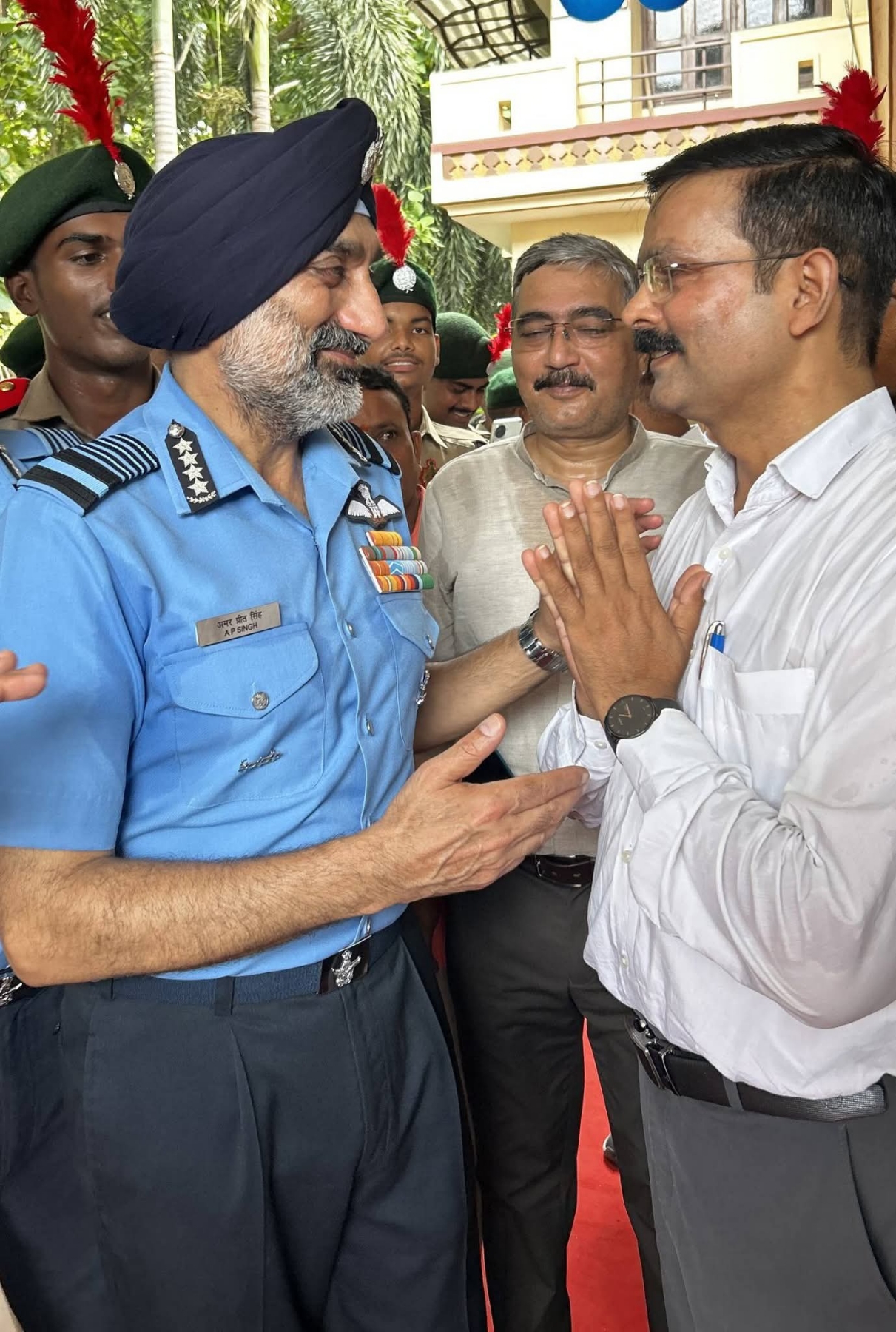 वायु सेना प्रमुख अमरप्रीत सिंह ने माथाबारी में विद्यार्थियों से किया आत्मीय संवाद। वायु सेना प्रमुख अमरप्रीत सिंह ने माथाबारी में विद्यार्थियों से किया आत्मीय संवाद।