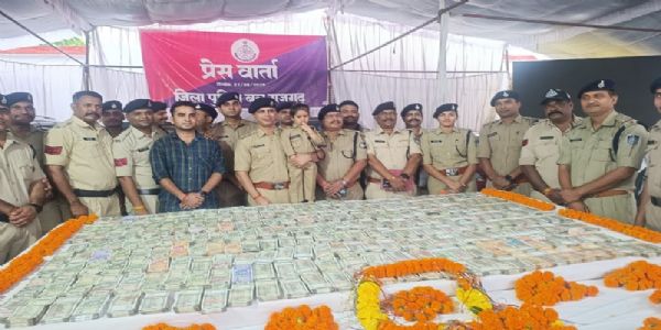 दो करोड़ की धोखाधड़ी के मामले का खुलासा करते हुए पुलिस जब्त रुपयों के साथ दो करोड़ की धोखाधड़ी के मामले का खुलासा करते हुए पुलिस जब्त रुपयों के साथ