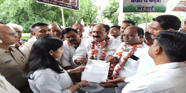 मैहरः महंगाई के खिलाफ कांग्रेस का हल्ला बोल, प्याज की माला पहनकर निकाला विरोध मार्च