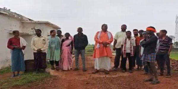 मुआवजे पर अटका बॉक्साइट खनन, ग्रामीणों ने रोका परिवहन; सीएमडीसी ने दर्ज कराई एफआईआर