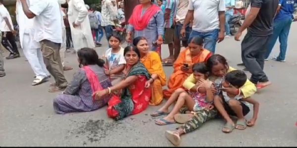 नगर निगम के वाहन ने ली युवक की जान, शव रखकर परिजनों ने किया सड़क जाम