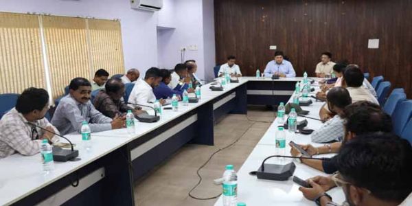 कलेक्टर विश्वदीप ने शासकीय योजनाओं एवं विकास कार्यों की प्रगति की समीक्षा