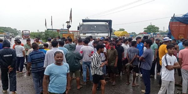 ट्रक की टक्कर से बाइक सवार की मौत, लोगों ने जाम किया सडक