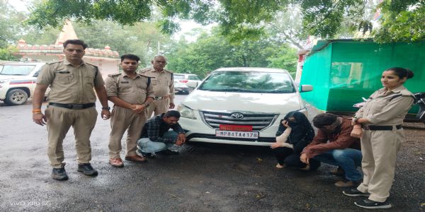 फर्जी आईएएस के ठिकानों से भारत सरकार लिखी कार, फर्जी मोमेंटो और महंगे शौक के सबूत बरामद
