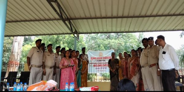 सृजन शाखा की महिलाओं ने पुलिसकर्मियों की कलाई पर बांधी राखी