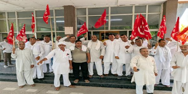 फतेहाबाद : बकाया बीमा क्लेम व सूखे धान के मुआवज़े की मांग पर किसानों ने किया प्रदर्शन