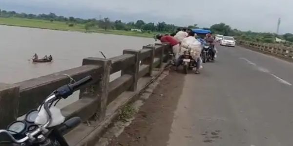 मोबाइल की जिद में बेटे ने 30 फीट ऊंचे पुल से नदी में लगाई छलांग, बचाने कूदा पिता; दोनों सुरक्षित