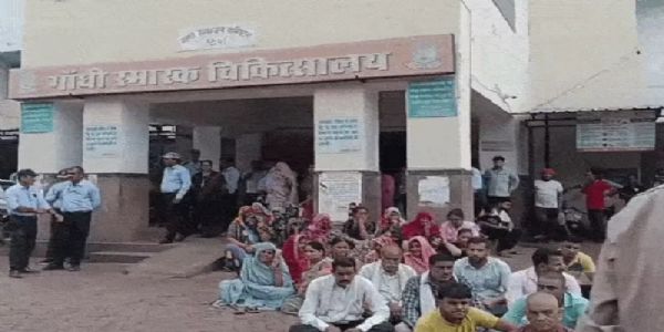 रीवाः जीएमएच में जच्चा-बच्चा की मौत पर भारी बवाल, 2 नर्सिंग ऑफिसर सस्पेंड, जांच कमेटी गठित