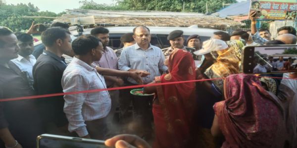 जिलाधिकारी ने जीविका सुधा बिक्री केंद्र का शुभारंभ किया