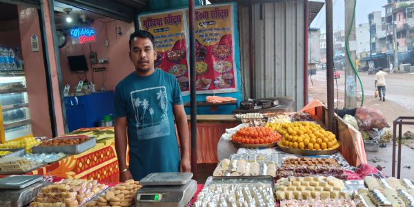 खूंटी के बाजारों में रक्षा बंधन की रौनक़, मिठाइयों और राखियों के दाम बढ़े