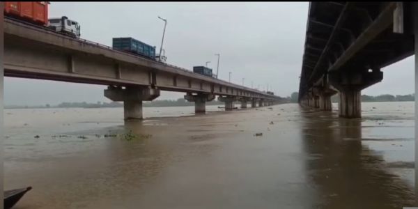 कानपुर: गंगा नदी में बढ़ा उफान, बैराज का जलस्तर 8 सेंटीमीटर चढ़ा