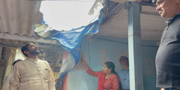 ठाणे शहर में राशन दफ्तर पर पेड़ की टहनी गिरने से दीवारें ध्वस्त