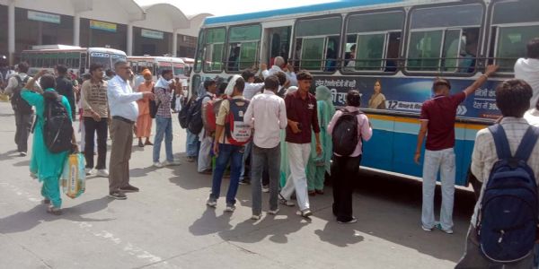 हिसार : फ्री यात्रा सुविधा शुरू होते ही बस अड्डे पर उमड़ी भीड़