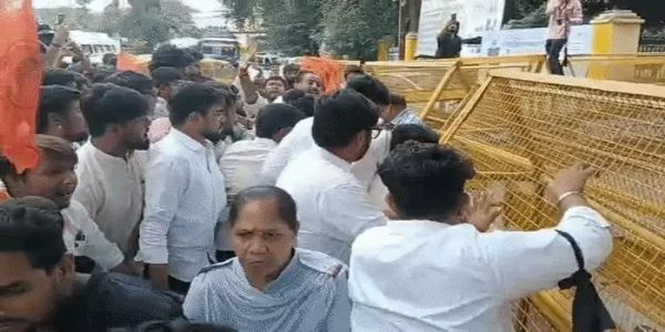 बैरिकेड तोड़कर इंदौर कलेक्टर कार्यालय परिसर में घुसे एबीवीपी कार्यकर्ता, गेट तोड़ने की कोशिश