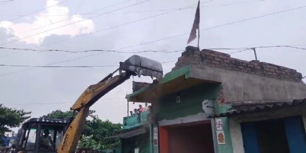 सप्तग्राम पंचायत के बड़ो पाड़ा में चला बुलडोजर, अवैध अतिक्रमण हटाया गया