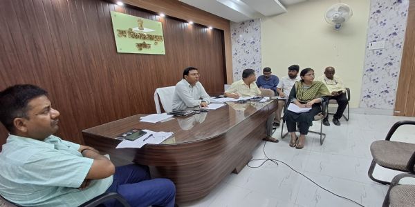 आवास योजना में तेजी लाएं, नहीं तो होगी कार्रवाई: डीडीसी