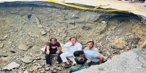 बारिश से धंसी सड़क पर बने 18 फीट गहरे गड्ढे में उतरे विधायक रूमी, लापरवाही पर जताई नाराजगी