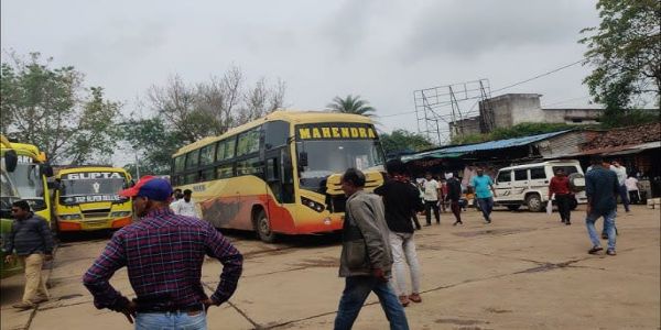 रक्षाबंधन से पहले धमतरी बस स्टैंड पर बढ़ी यात्रियों की भीड़