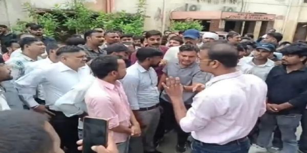 मेडिकल कॉलेज के संविदा कर्मचारियों ने वेतन ने मिलने पर किया धरना प्रदर्शन,मरीज परेशान