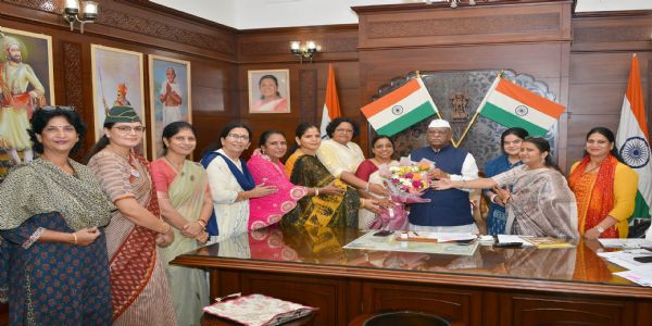 महिला सुरक्षा को लेकर महिला प्रतिनिधिमंडल ने राज्यपाल को सौंपा ज्ञापन