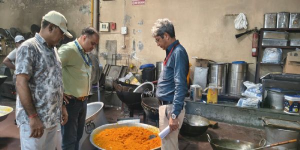 ढालवाला क्षेत्र में चेकिंग के दाैरान नौ खाद्य पदार्थों के सैंपल जांच को भेजे
