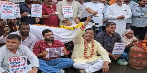महंगाई के खिलाफ प्रदेशभर में कांग्रेस का अनोखा विरोध-प्रदर्शन, कहीं शक्कर बांटी, कहीं चूल्हे पर रोटियां बनाईं