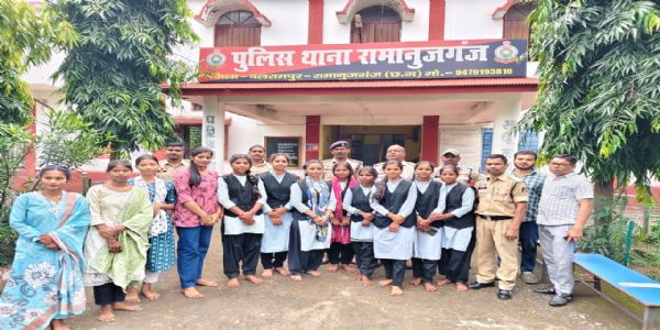 एबीवीपी बलरामपुर के कार्यकर्ताओं एवं छात्राओं ने पुलिस जवानों को बांधी राखी