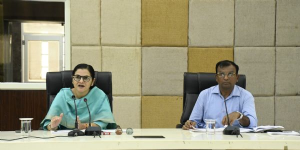 कुपोषण दर में कमी लाने मैदानी स्तर पर सक्रियता बढ़ाएं - कलेक्टर