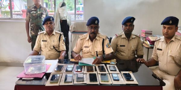 चाईबासा में 13 मोबाइल के साथ युवक गिरफ्तार