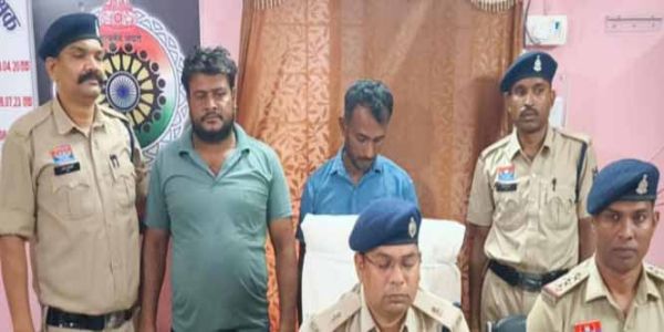 तीन किलो 750 ग्राम अवैध गांजा के साथ माेटरसाइकिल सवार दाे आराेपित गिरफ्तार