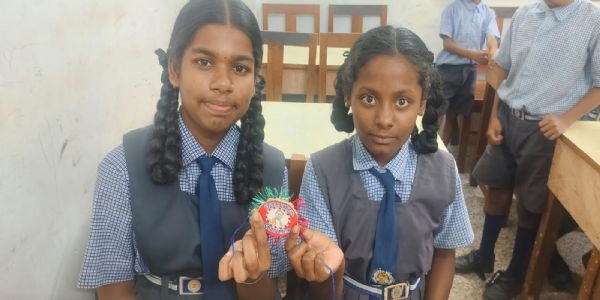 रायपुर : दिव्यांग बालिकाओं ने अपने हुनर से आकर्षक राखियां बनाई