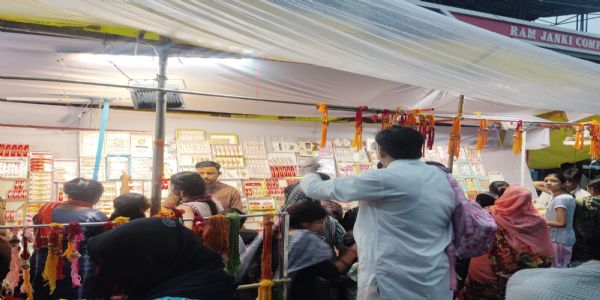 रक्षाबंधनः बारिश थमते ही बाजारों में उमड़ी भीड़; जेल में बहनों को भाइयों से मिलाने की व्यवस्था