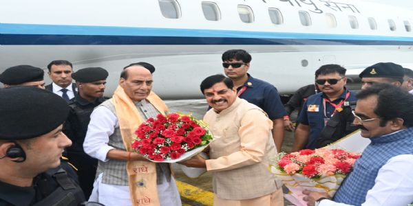 जबलपुर पहुंचे राजनाथ सिंह, मुख्यमंत्री डॉ यादव ने की अगवानी