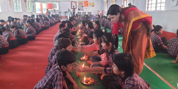 सैनिक स्कूल में रक्षाबंधन सह पर्यावरण संरक्षण उत्सव आयोजित, पेड़ों को बांधा रक्षा सूत्र