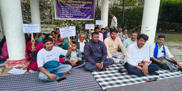 केतन काे न्याय दिलाने सहित अन्य मांगाें काे लेकर धरना जारी