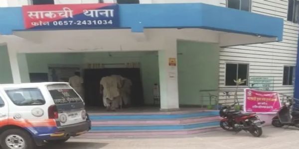 पुलिसकर्मी बनकर महिला से 7.5 लाख की सोने की चूड़ी ठगी