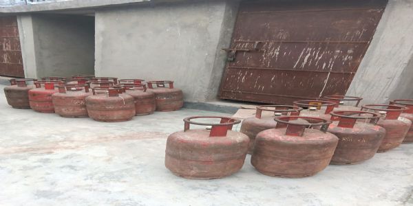 कालाबाजारी के लिए जमा 98 गैस सिलेंडर बरामद