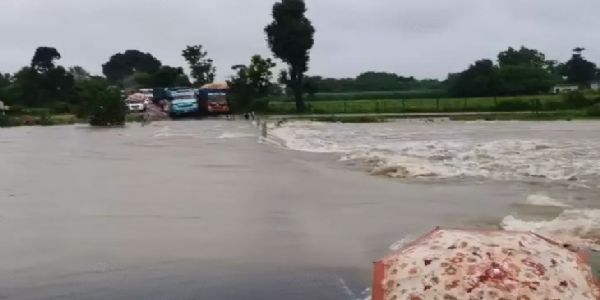 मध्य प्रदेश में बारिश से बिगड़े हालात, इंदौर में धंसी सड़क- छतरपुर में स्कूल बंद, मुरैना में डूबे 2 युवकों के मिले शव