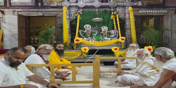 चलाे देखि आएं सिया रघुवीर झुलनवा झूल रहे...