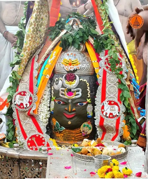 भस्म आरती में साकार स्वरूप में दर्शन देते हैं बाबा महाकाल भस्म आरती में साकार स्वरूप में दर्शन देते हैं बाबा महाकाल