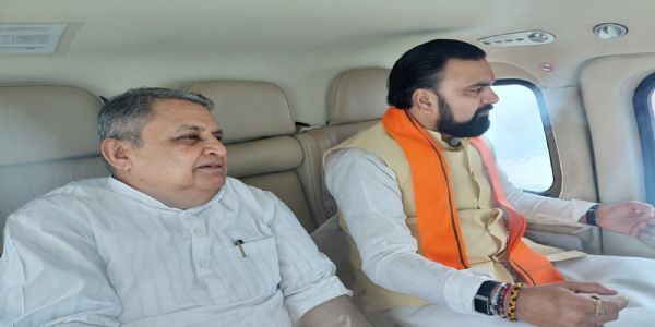मुख्यमंत्री वाल्मिकीनगर बराज का हवाई सर्वेक्षण करते हुए मुख्यमंत्री वाल्मिकीनगर बराज का हवाई सर्वेक्षण करते हुए