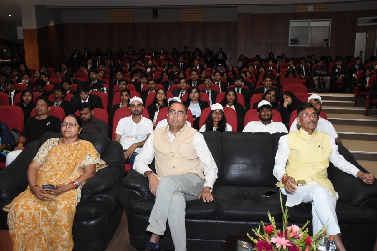 अच्छा राज्य मंत्री सहित अन्य लोग